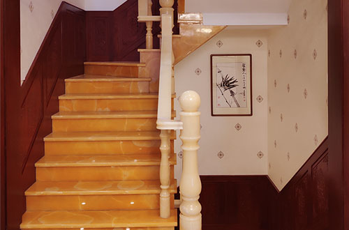 城阳中式别墅室内汉白玉石楼梯的定制安装装饰效果